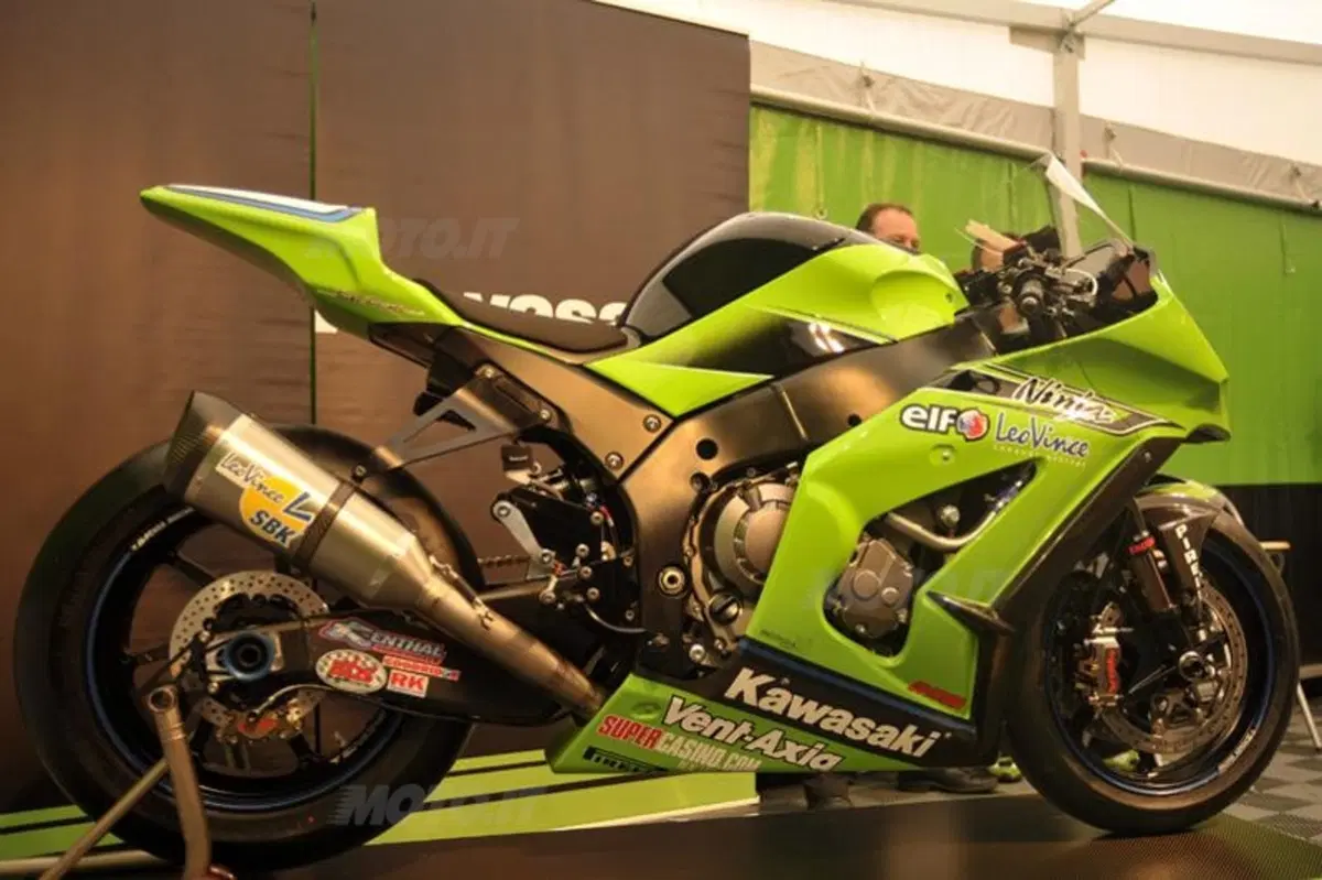 Presentata la nuova Kawasaki ZX-10R 2011  (2)