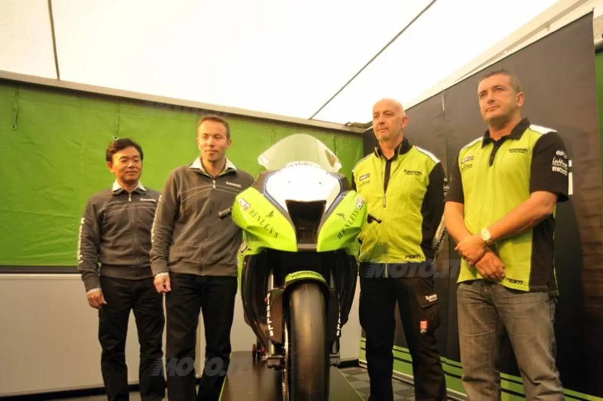 Presentata la nuova Kawasaki ZX-10R 2011  (3)