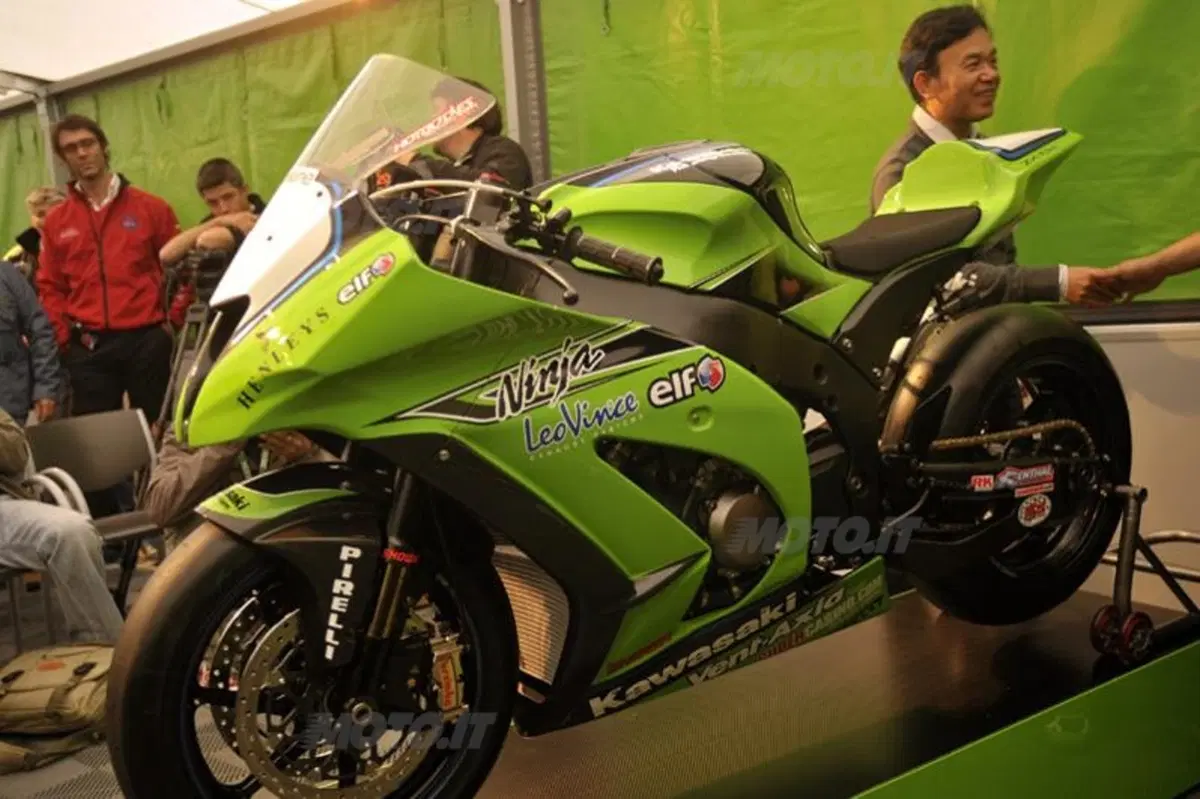 Presentata la nuova Kawasaki ZX-10R 2011  (4)