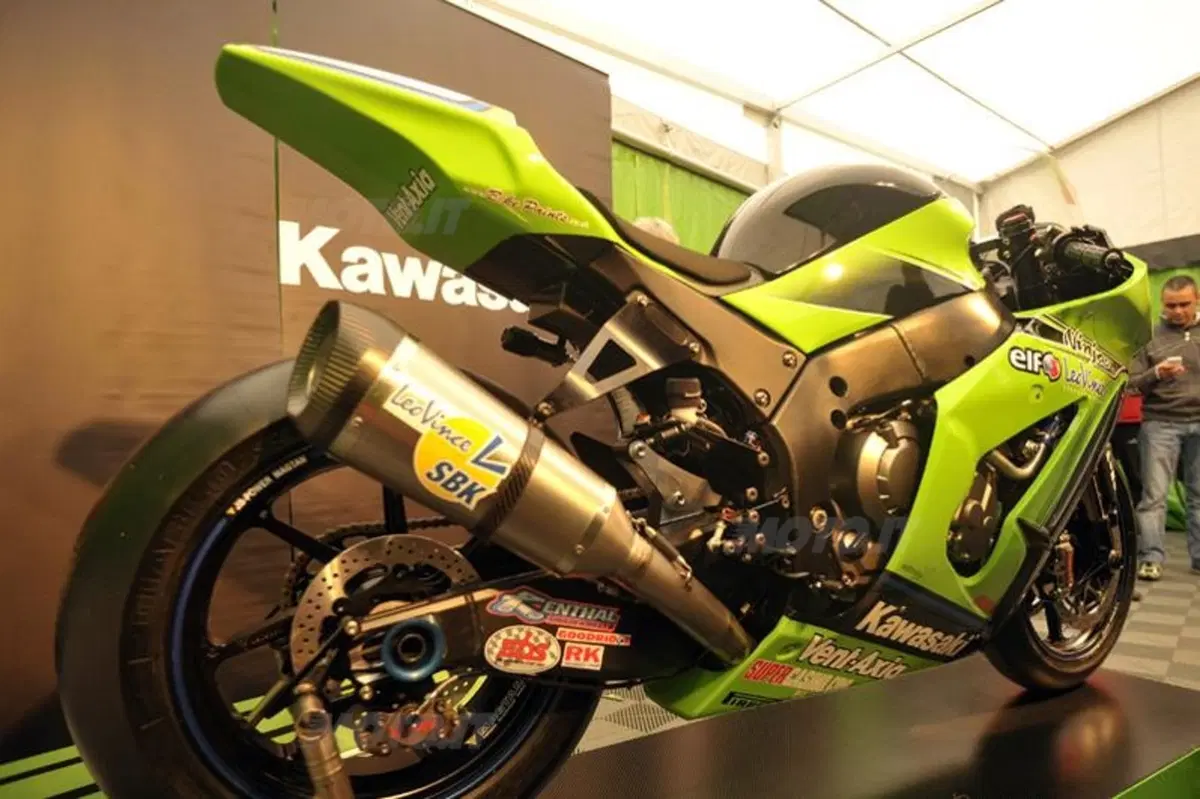 Presentata la nuova Kawasaki ZX-10R 2011  (5)
