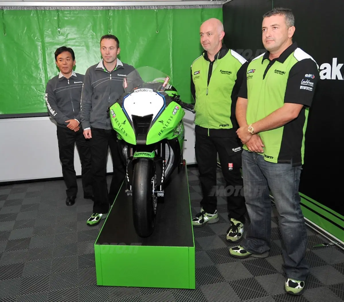 Presentata la nuova Kawasaki ZX-10R 2011  (11)
