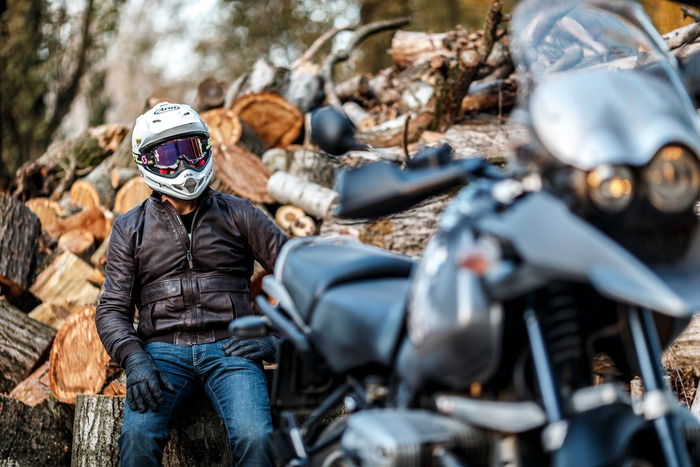 Il confort è di alto livello anche paragonato con le moto di oggi. Solo discrete invece le prestazioni, ma il motore conquista con la coppia esuberante ai bassi