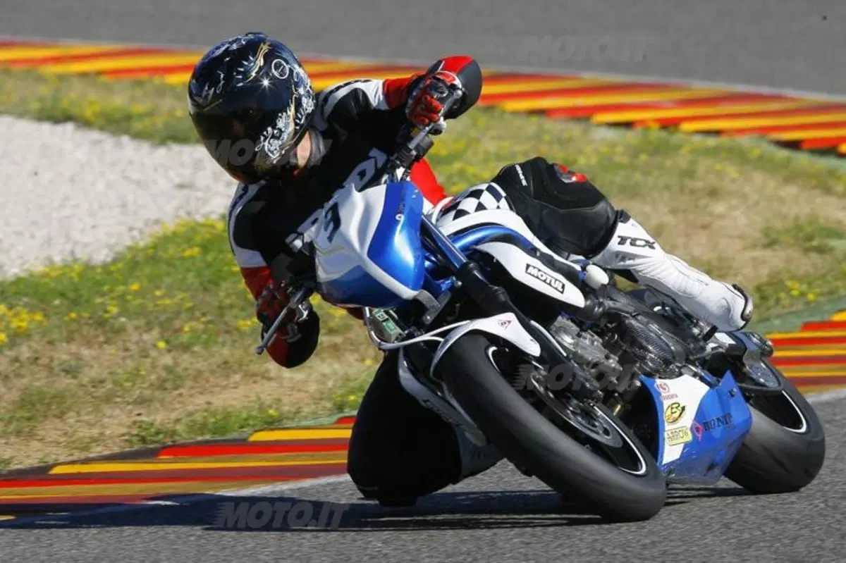 Suzuki Gladius Cup. Divertirsi spendendo poco (9)