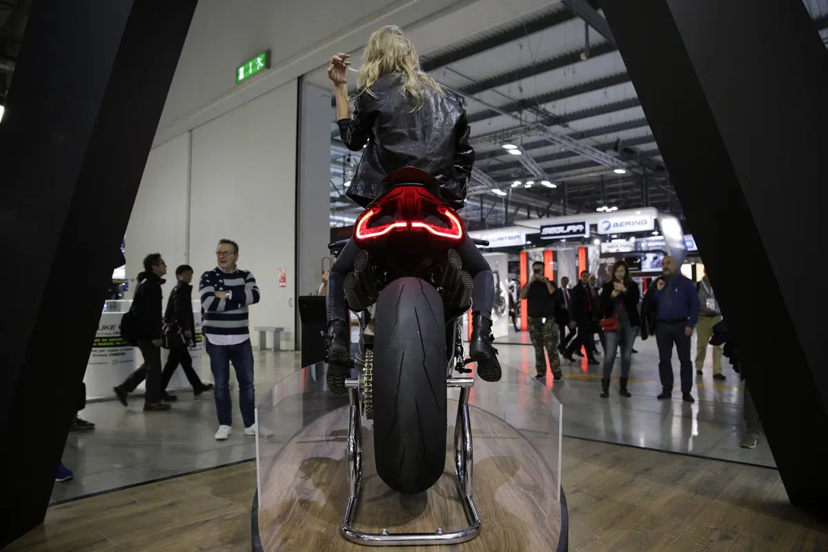 EICMA 2018: MV Agusta Brutale 1000 Serie oro, foto, video e dati (2)