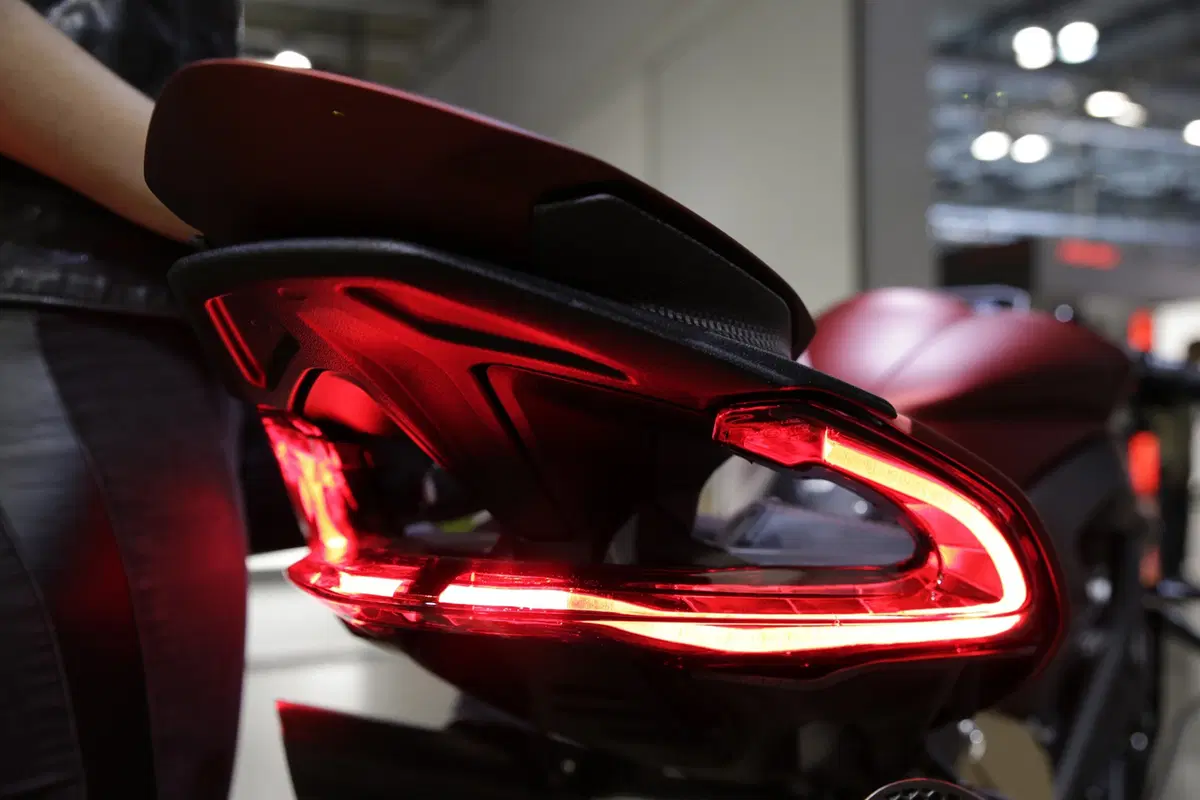 EICMA 2018: MV Agusta Brutale 1000 Serie oro, foto, video e dati (7)