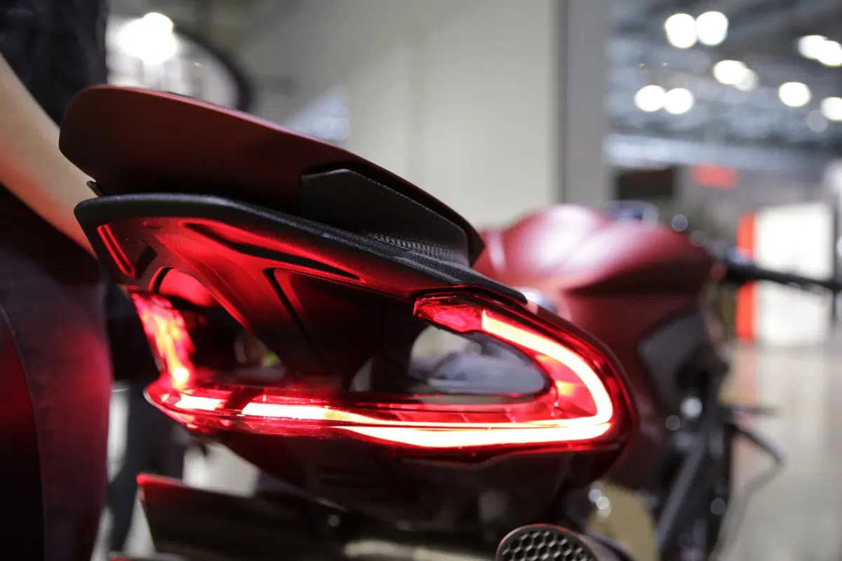 EICMA 2018: MV Agusta Brutale 1000 Serie oro, foto, video e dati (16)