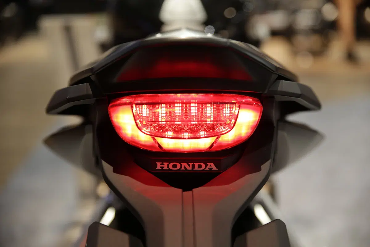 EICMA 2018: Honda CB650R Neo Sport Café, foto, video e dati (14)
