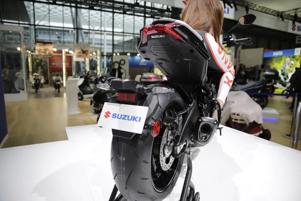 EICMA 2018: Suzuki Katana Gloss Black, foto e dati (3)