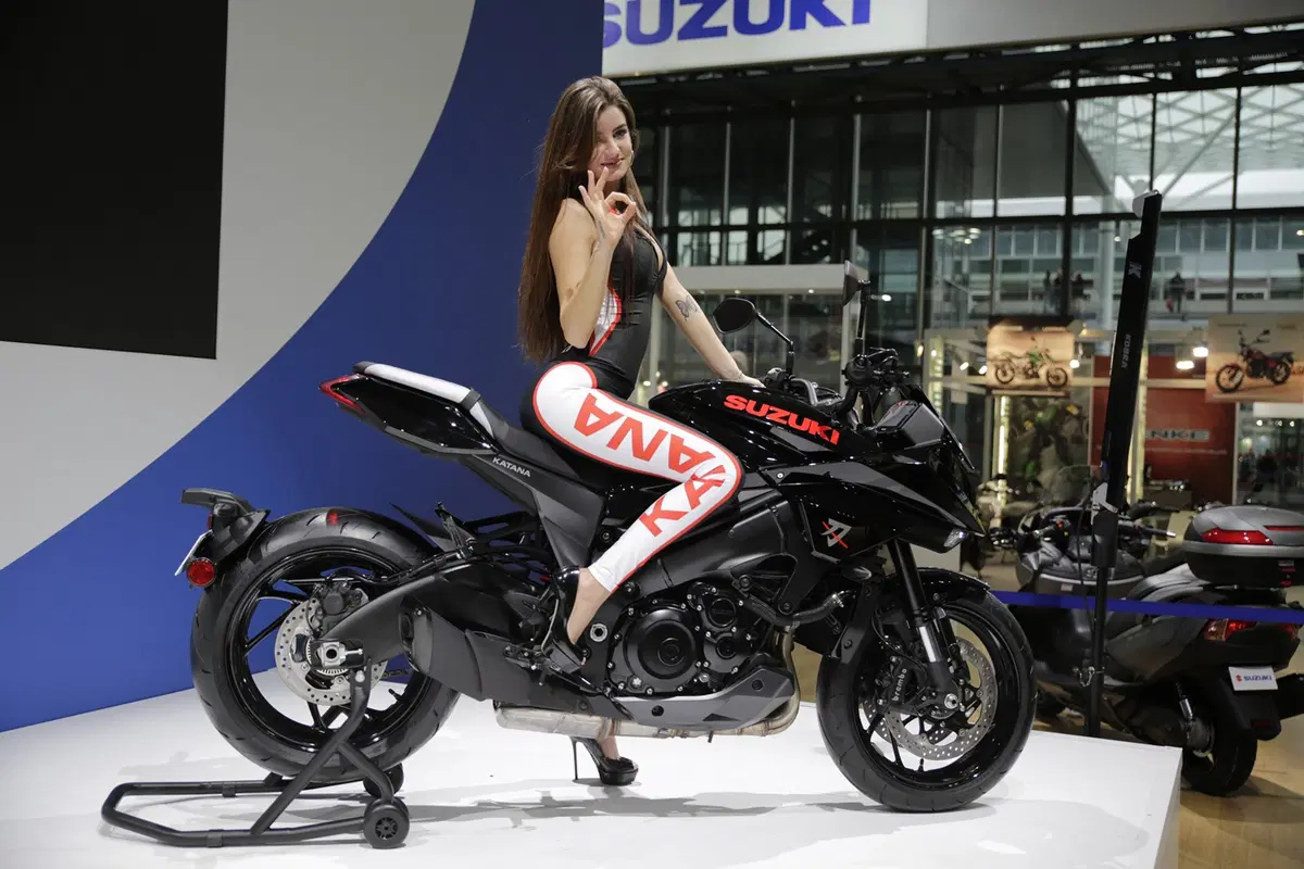 EICMA 2018: Suzuki Katana Gloss Black, foto e dati (2)