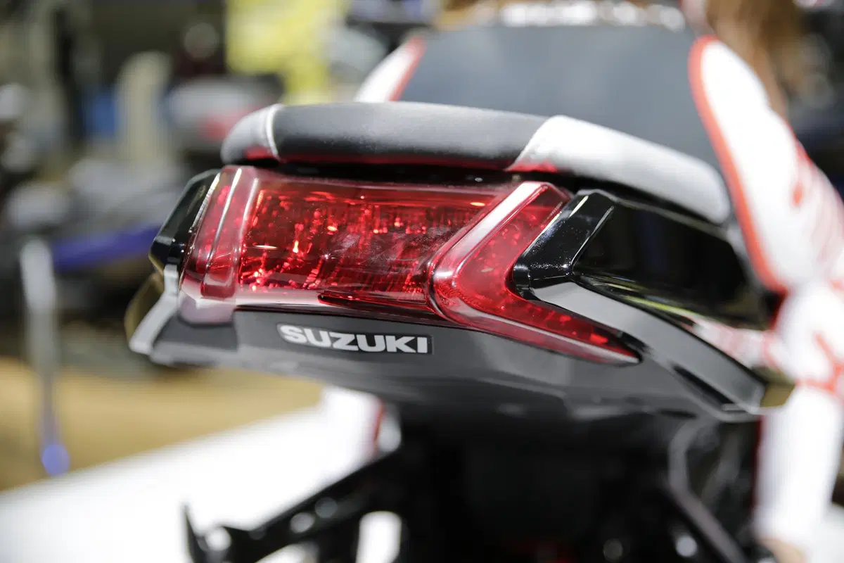 EICMA 2018: Suzuki Katana Gloss Black, foto e dati (6)