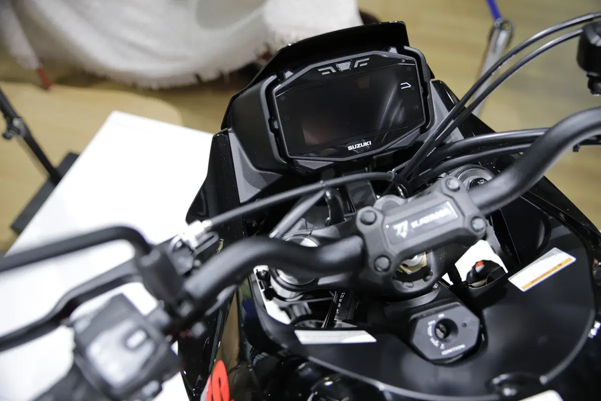 EICMA 2018: Suzuki Katana Gloss Black, foto e dati (8)
