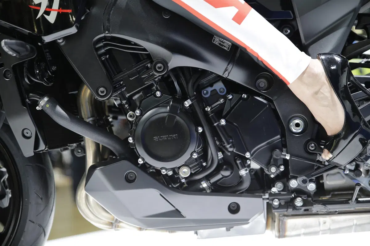 EICMA 2018: Suzuki Katana Gloss Black, foto e dati (9)