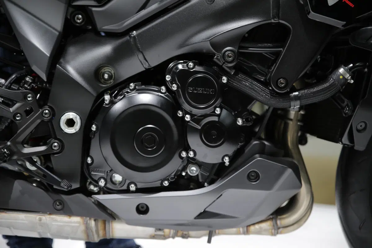 EICMA 2018: Suzuki Katana Gloss Black, foto e dati (11)
