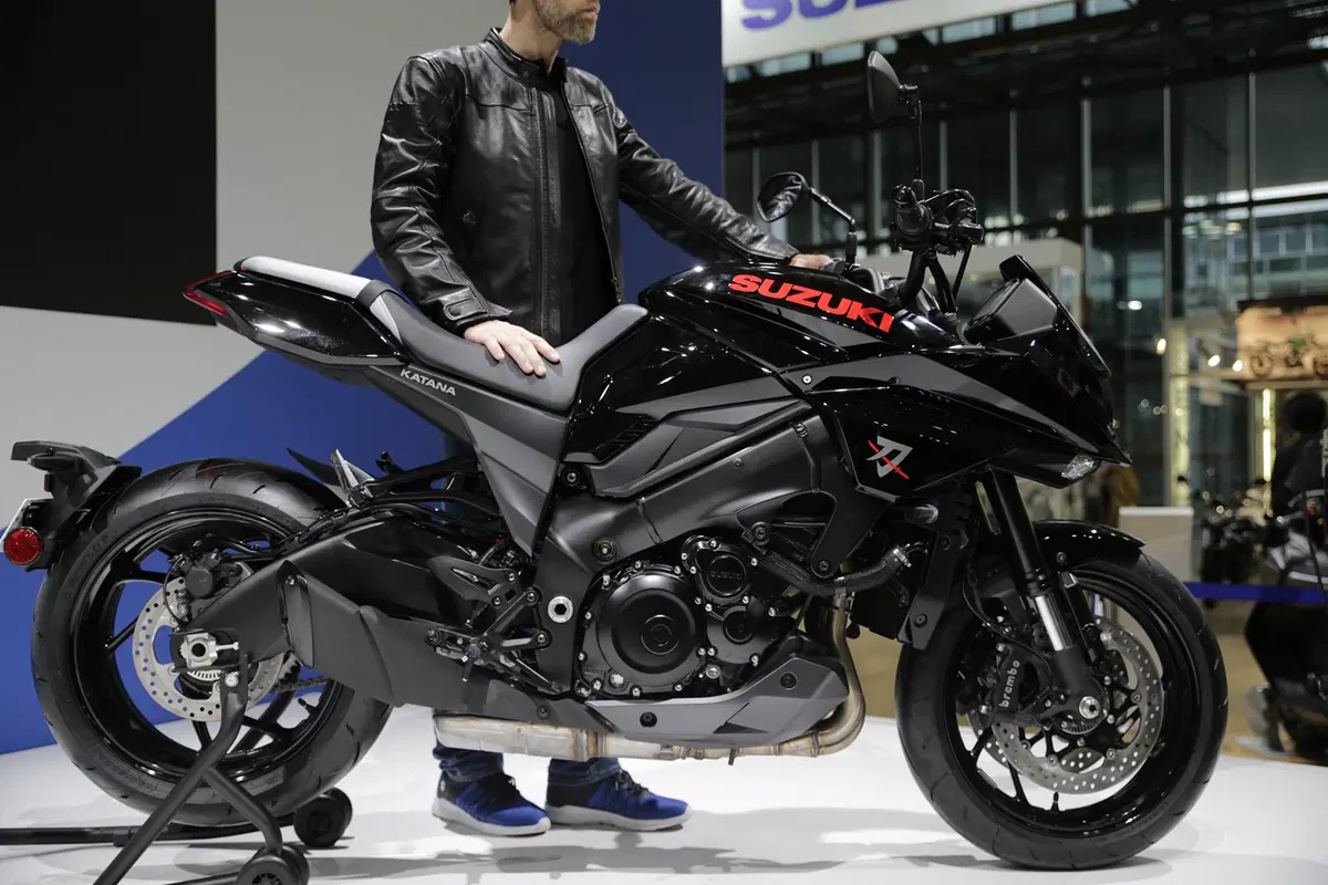 EICMA 2018: Suzuki Katana Gloss Black, foto e dati (12)