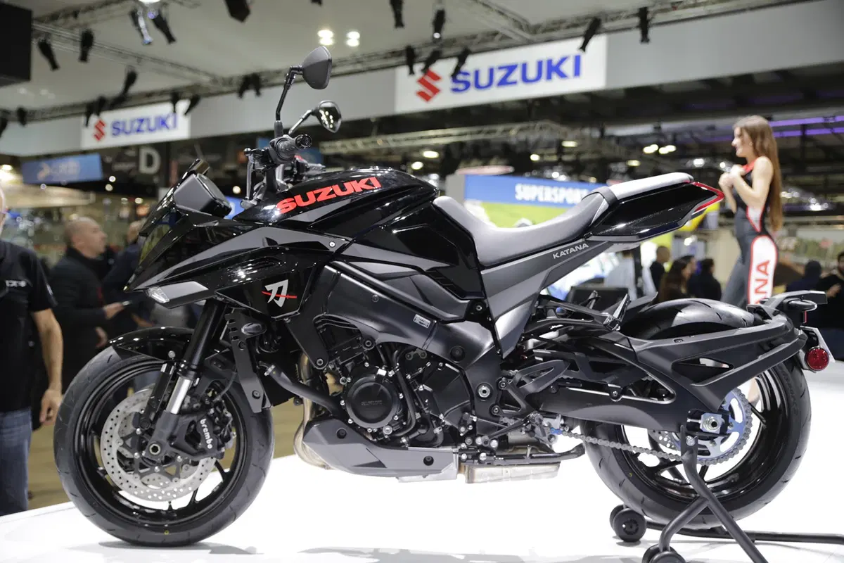 EICMA 2018: Suzuki Katana Gloss Black, foto e dati (13)
