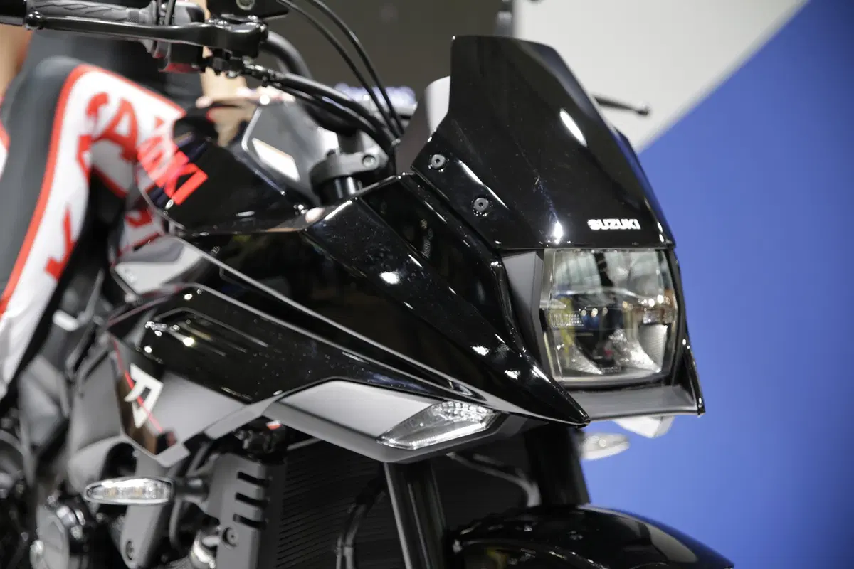 EICMA 2018: Suzuki Katana Gloss Black, foto e dati (15)