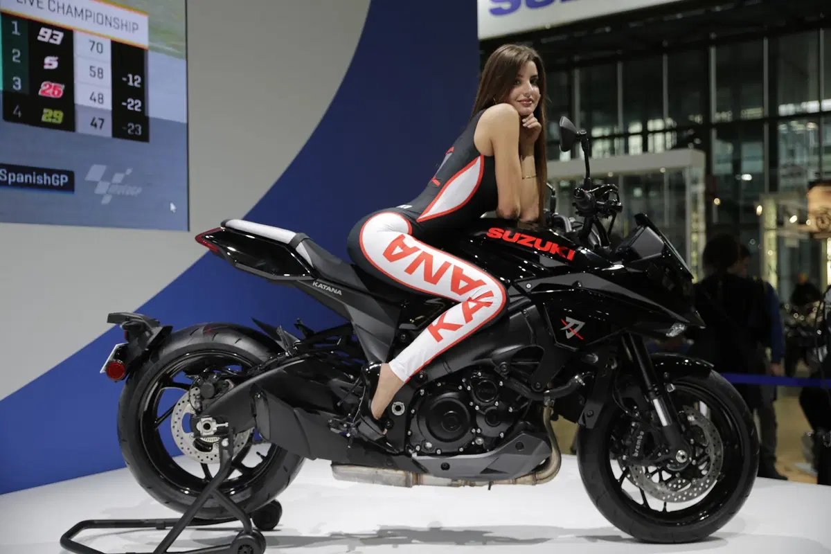 EICMA 2018: Suzuki Katana Gloss Black, foto e dati (16)