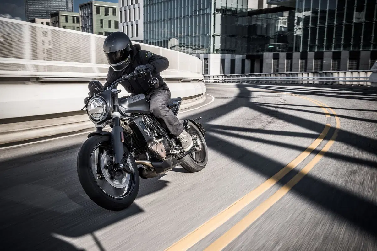 EICMA 2018: Husqvarna Svartpilen 701, foto e dati (13)