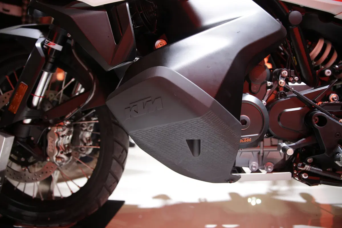 EICMA 2018: KTM 790 Adventure e Adventure R, foto e dati (23)