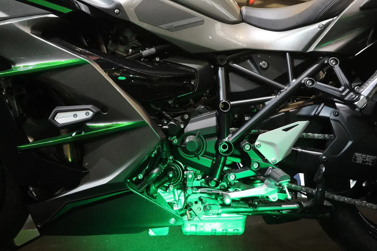 EICMA 2018: Kawasaki Ninja H2 SX SE+, foto e dati (6)