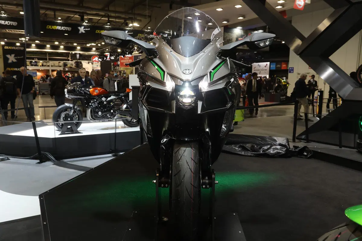 EICMA 2018: Kawasaki Ninja H2 SX SE+, foto e dati