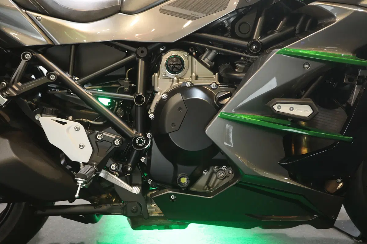 EICMA 2018: Kawasaki Ninja H2 SX SE+, foto e dati (10)