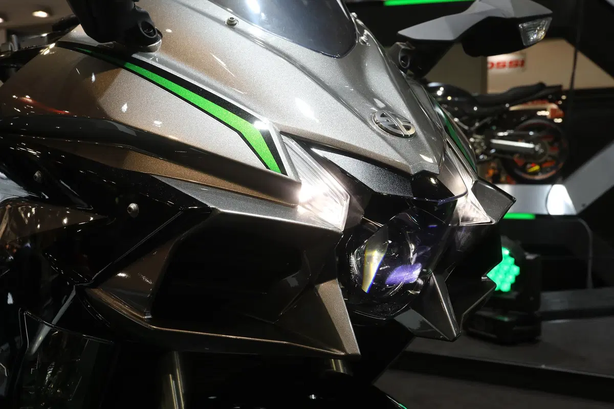 EICMA 2018: Kawasaki Ninja H2 SX SE+, foto e dati (11)