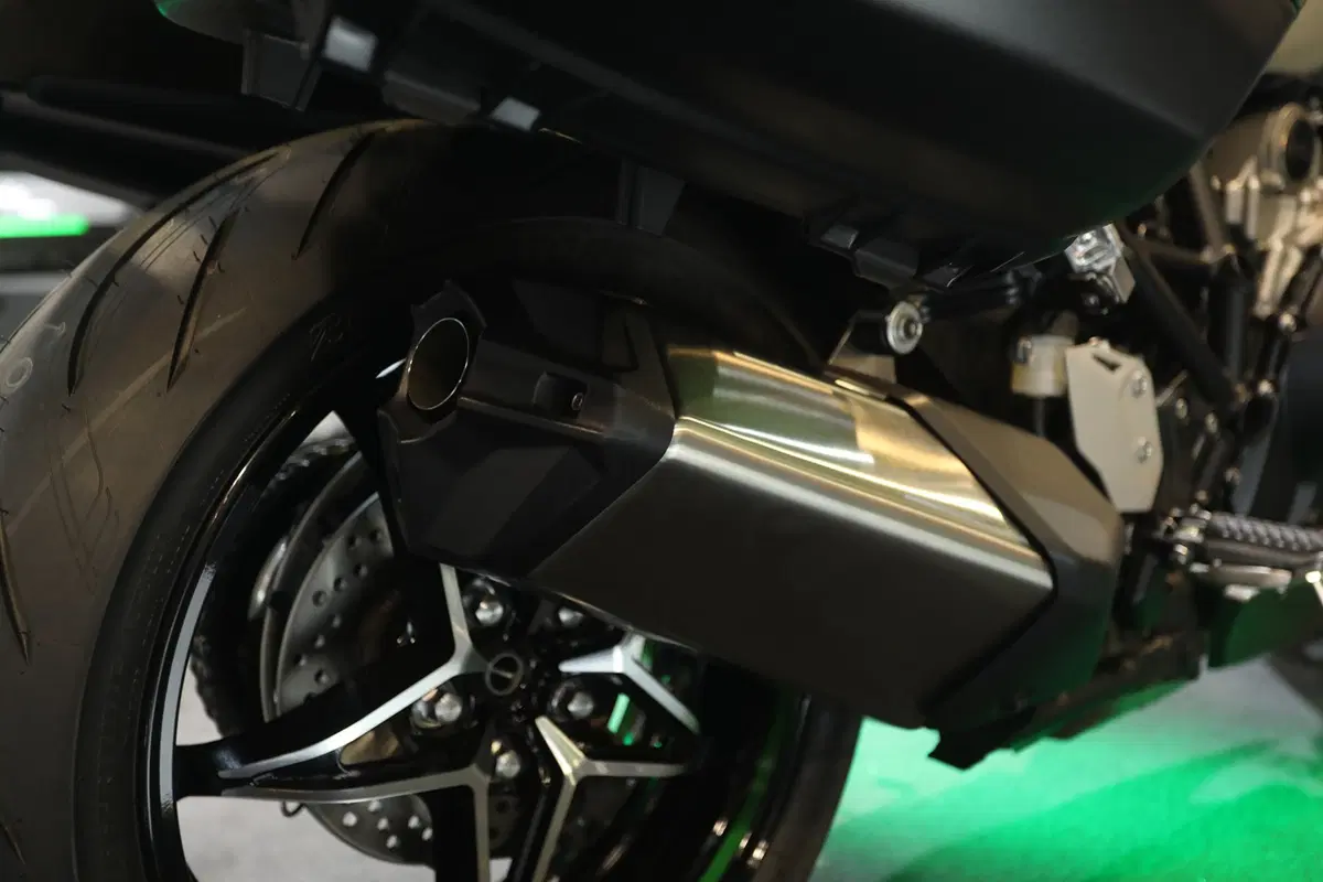 EICMA 2018: Kawasaki Ninja H2 SX SE+, foto e dati (7)