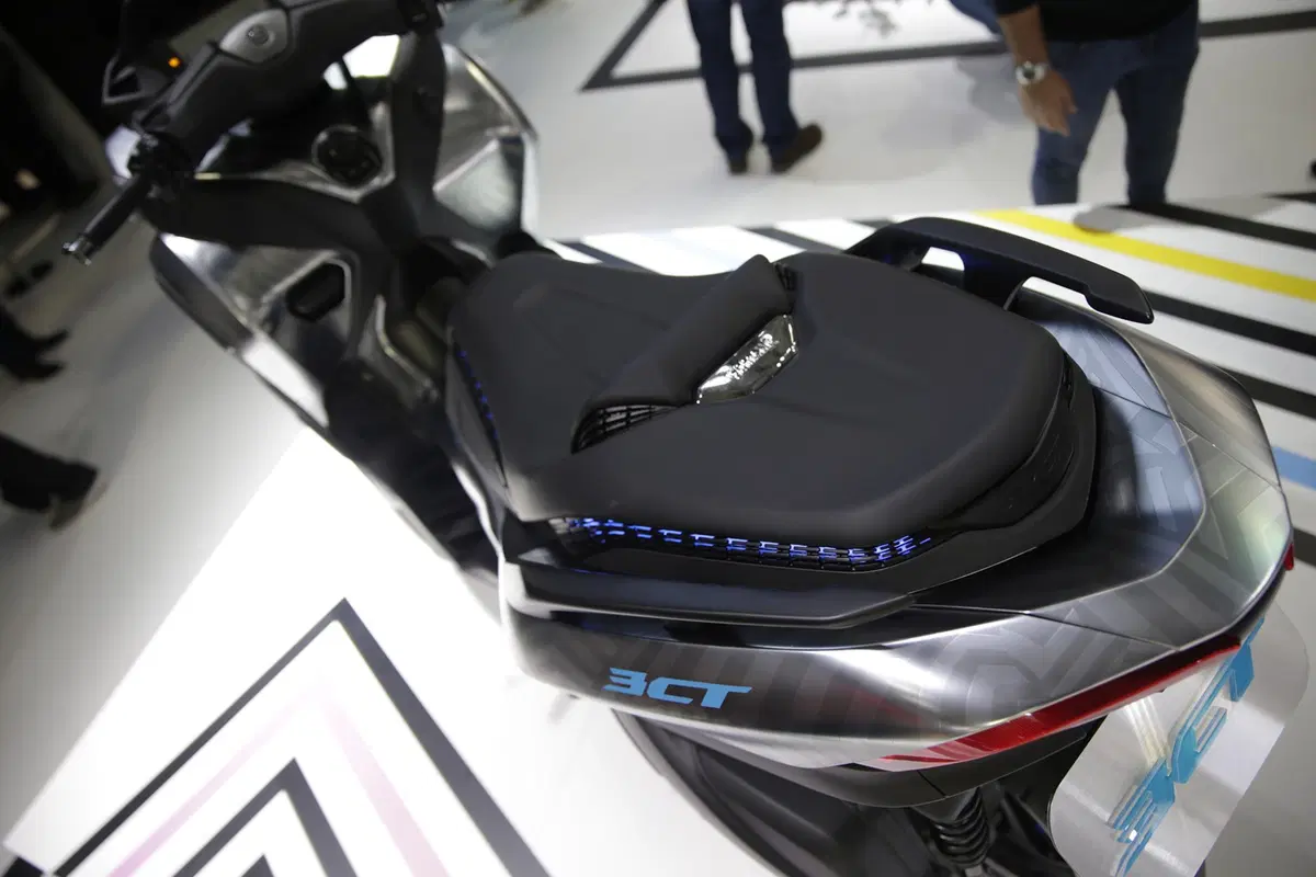 EICMA 2018: Yamaha 3CT 300 Concept (17)