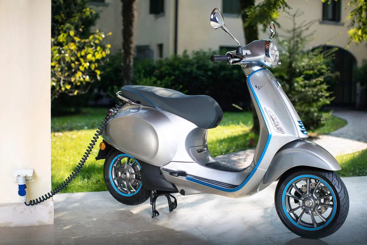 Vespa Elettrica: 100 km di autonomia senza rumore ed emissioni (7)