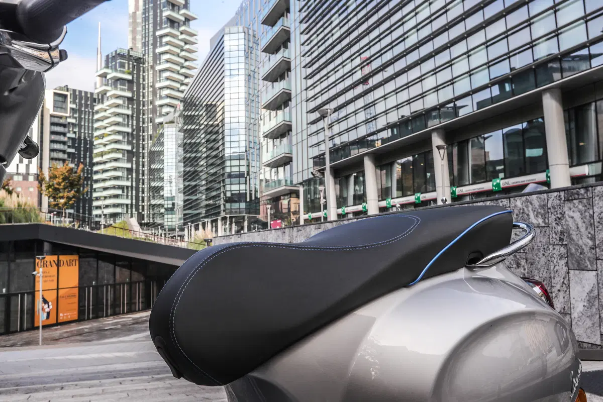 Vespa Elettrica: 100 km di autonomia senza rumore ed emissioni (8)
