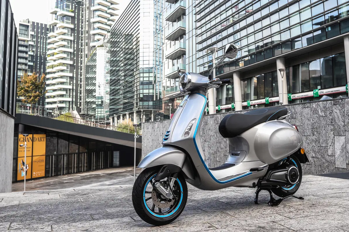 Vespa Elettrica: 100 km di autonomia senza rumore ed emissioni