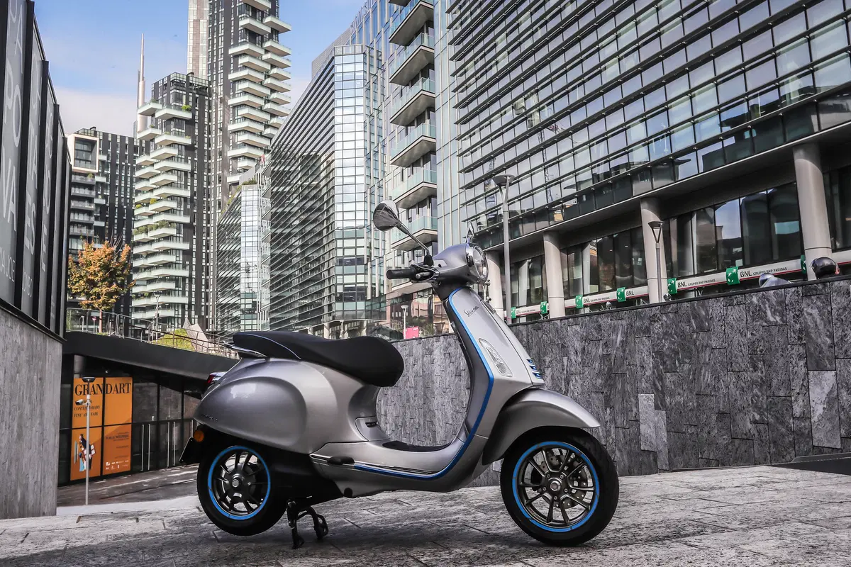 Vespa Elettrica: 100 km di autonomia senza rumore ed emissioni (10)