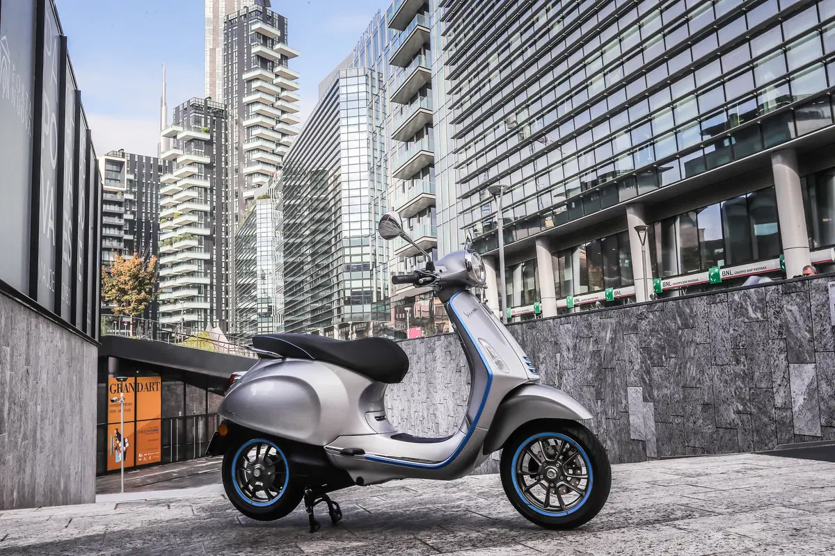 Vespa Elettrica: 100 km di autonomia senza rumore ed emissioni (11)