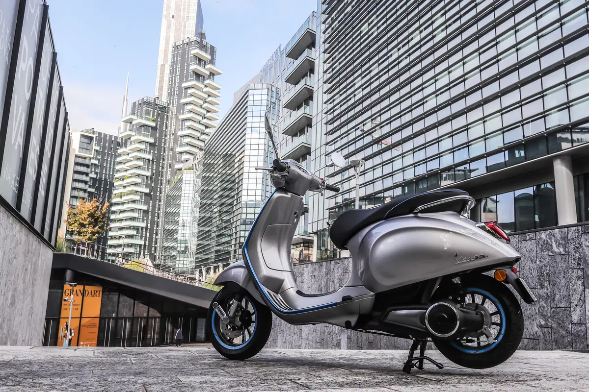 Vespa Elettrica: 100 km di autonomia senza rumore ed emissioni (18)