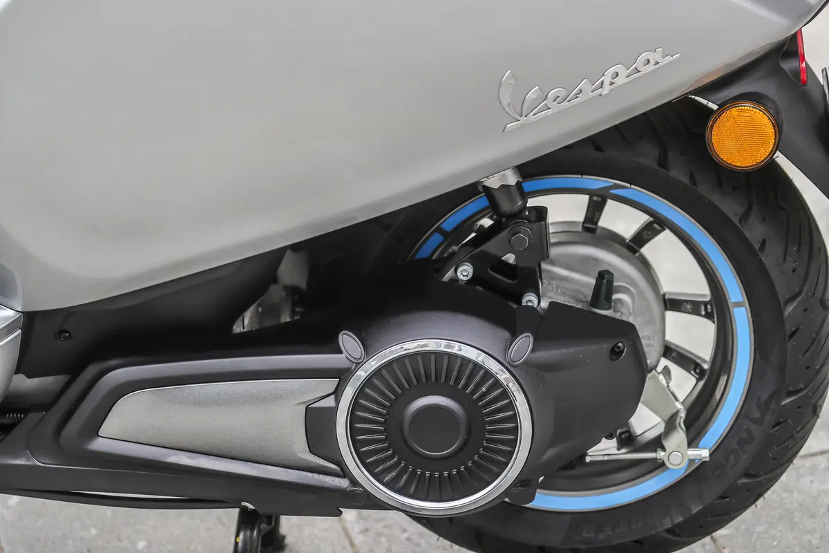 Vespa Elettrica: 100 km di autonomia senza rumore ed emissioni (19)