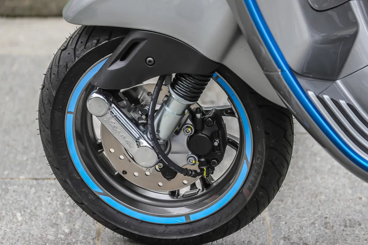 Vespa Elettrica: 100 km di autonomia senza rumore ed emissioni (20)