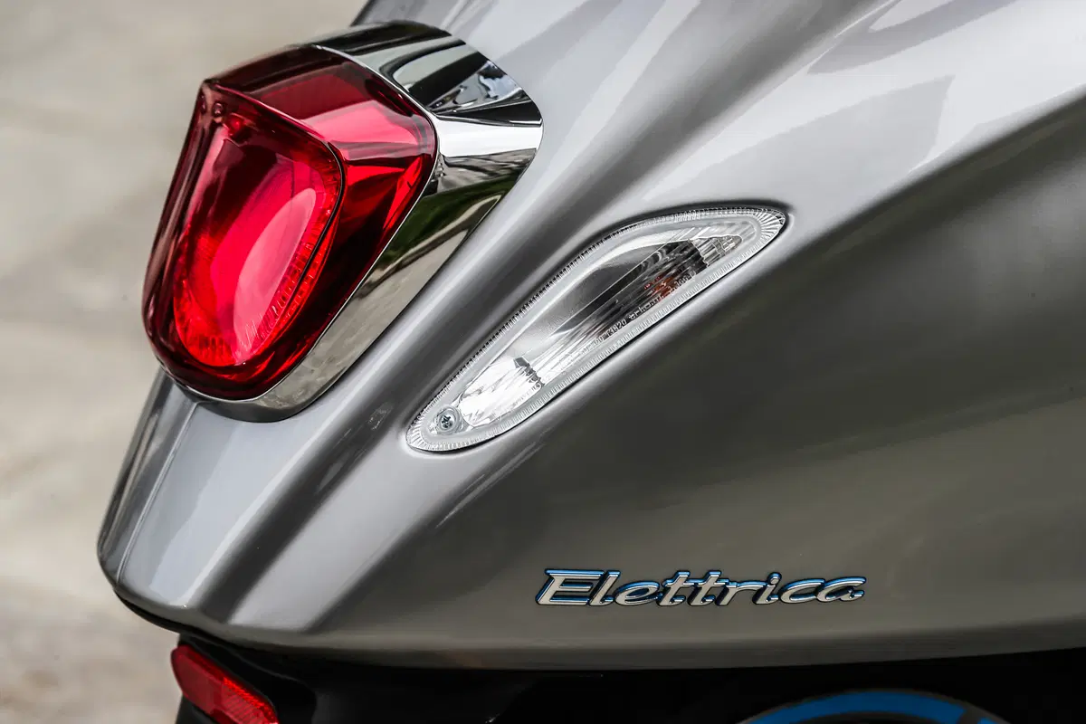 Vespa Elettrica: 100 km di autonomia senza rumore ed emissioni (23)
