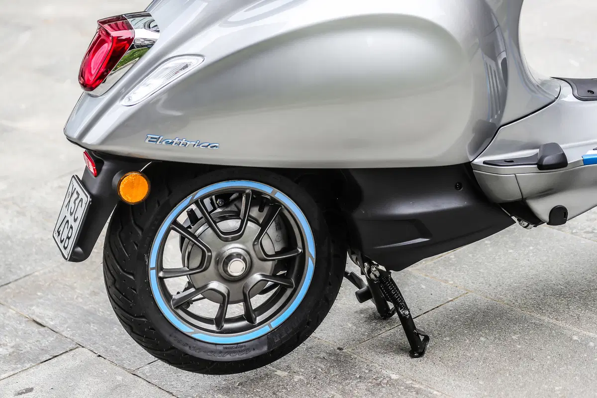 Vespa Elettrica: 100 km di autonomia senza rumore ed emissioni (24)