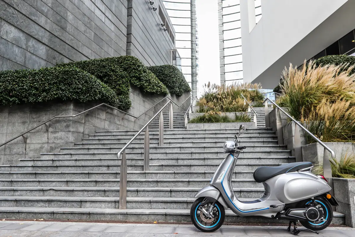 Vespa Elettrica: 100 km di autonomia senza rumore ed emissioni (26)