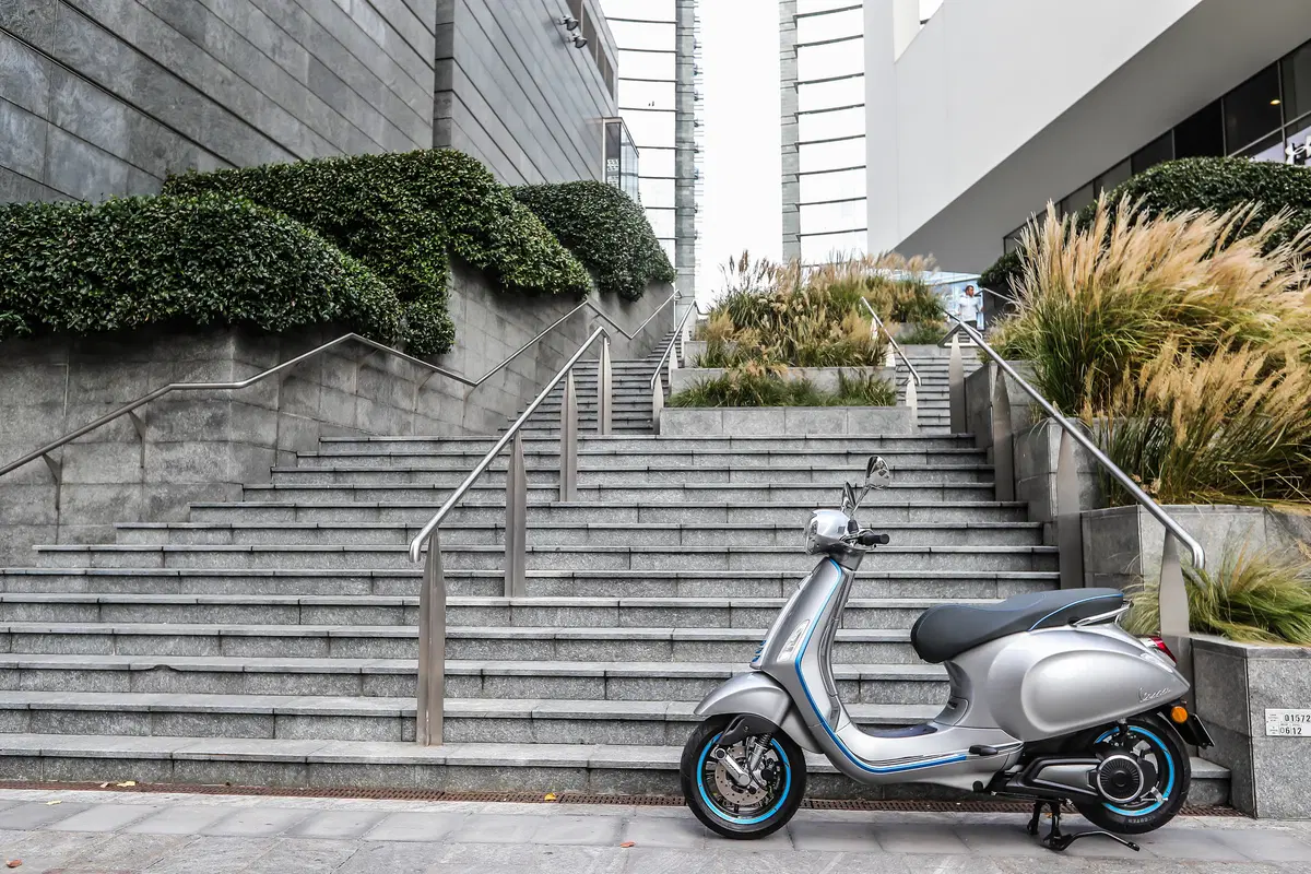 Vespa Elettrica: 100 km di autonomia senza rumore ed emissioni (27)