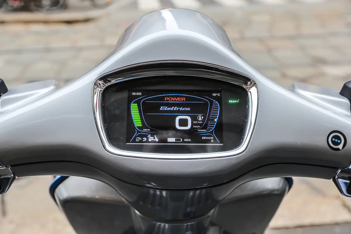 Vespa Elettrica: 100 km di autonomia senza rumore ed emissioni (29)