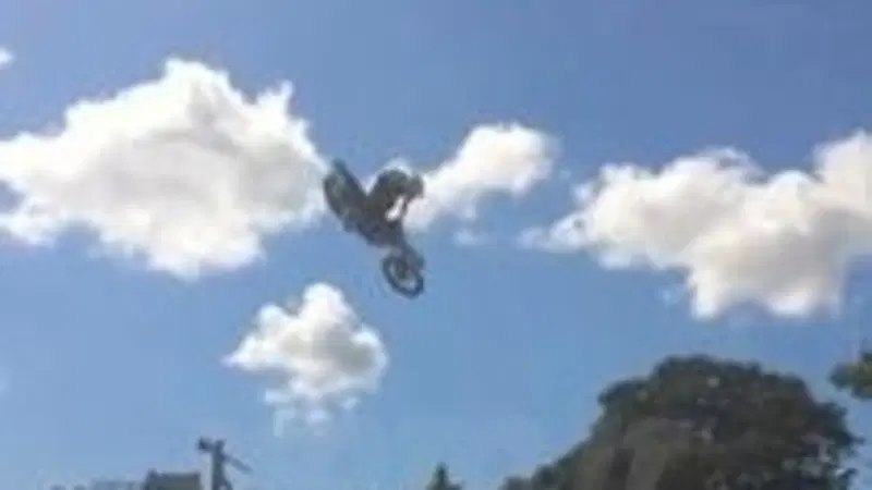 Qualche salto di fronte all'ufficio