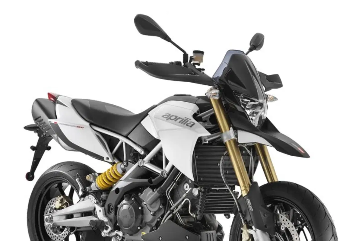 Aprilia Dorsoduro 1200 e Moto Guzzi V7 Racer. I video
