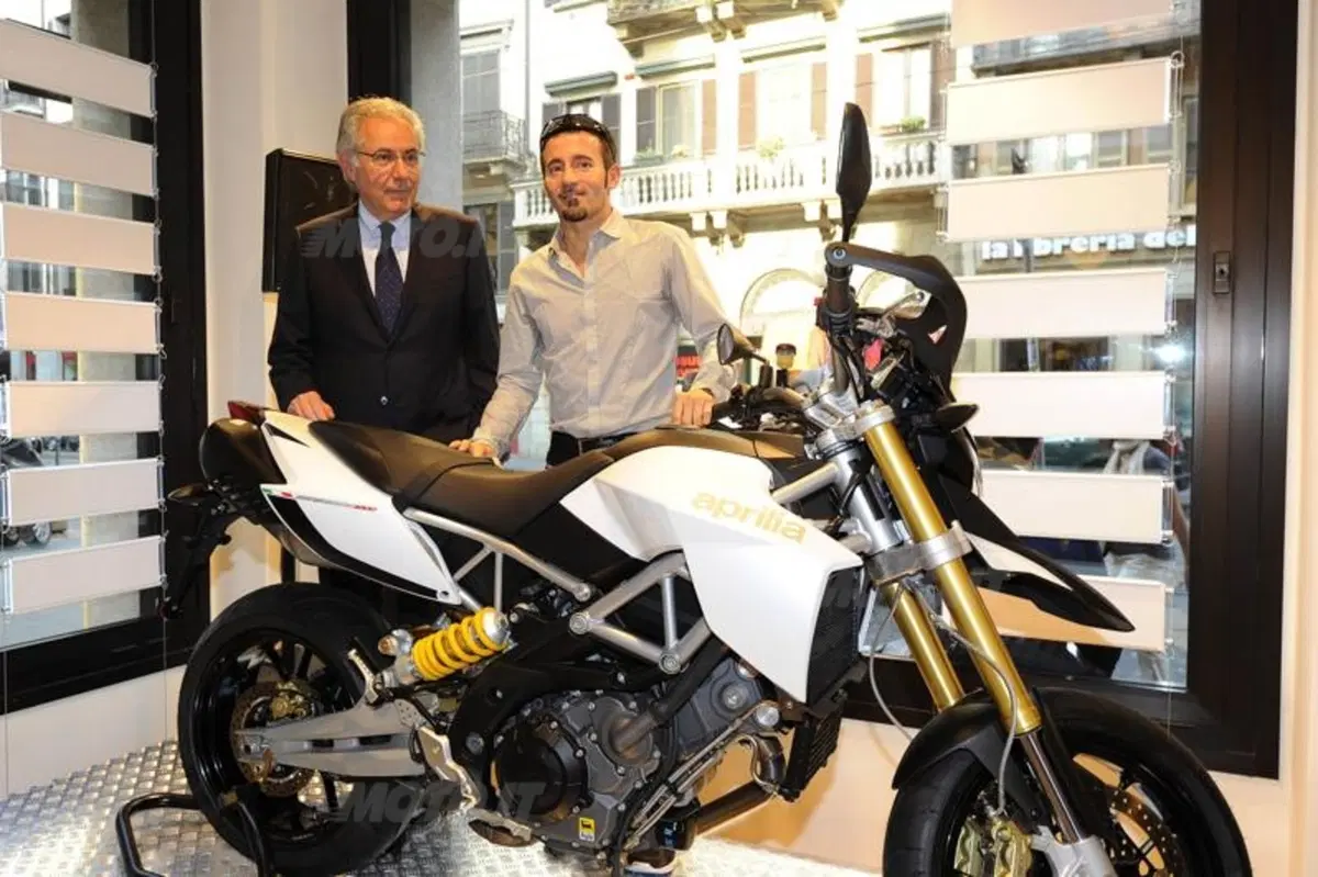 Aprilia Dorsoduro 1200 e Moto Guzzi V7 Racer. I video (3)