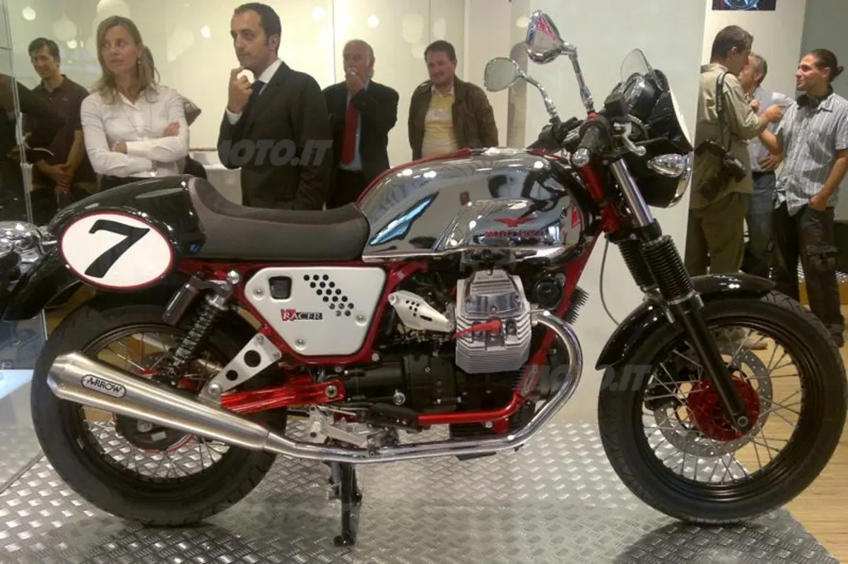 Aprilia Dorsoduro 1200 e Moto Guzzi V7 Racer. I video (5)
