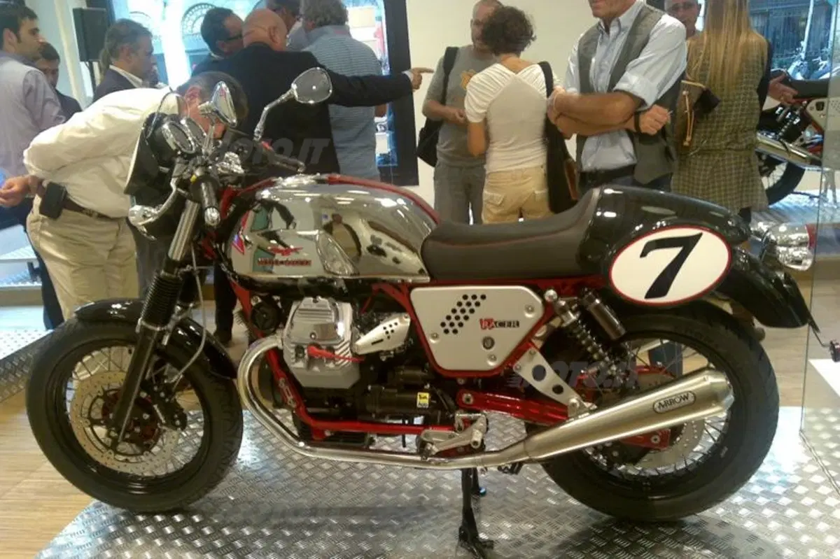 Aprilia Dorsoduro 1200 e Moto Guzzi V7 Racer. I video (6)