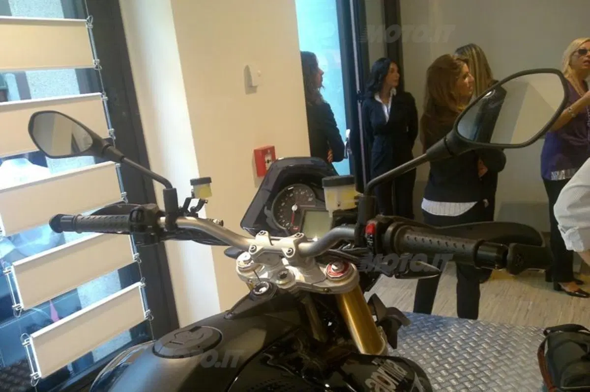 Aprilia Dorsoduro 1200 e Moto Guzzi V7 Racer. I video (8)