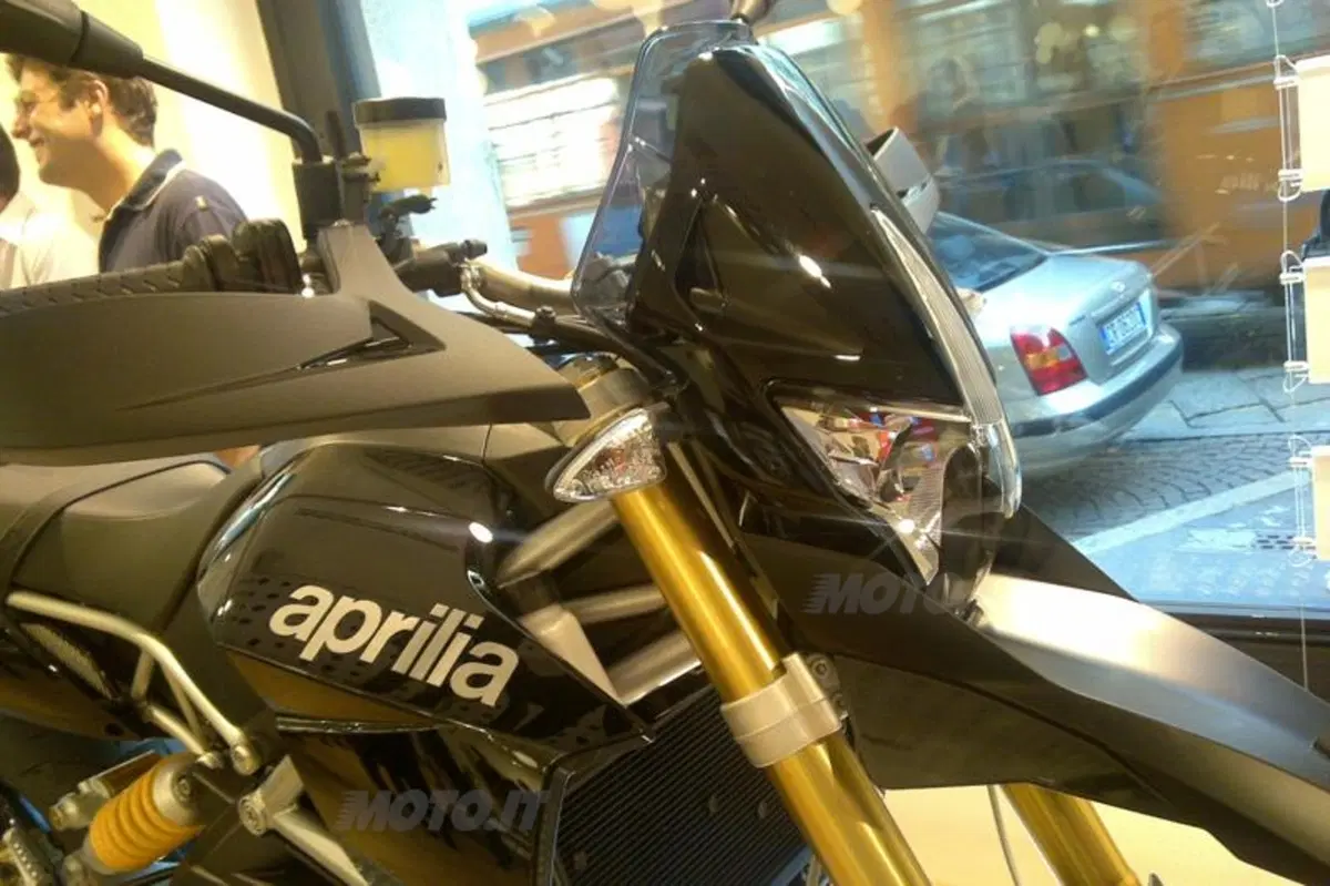 Aprilia Dorsoduro 1200 e Moto Guzzi V7 Racer. I video (9)