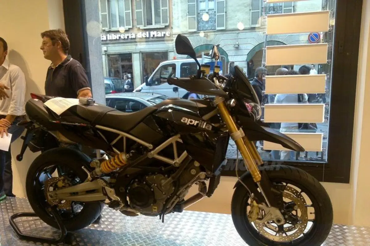 Aprilia Dorsoduro 1200 e Moto Guzzi V7 Racer. I video (10)